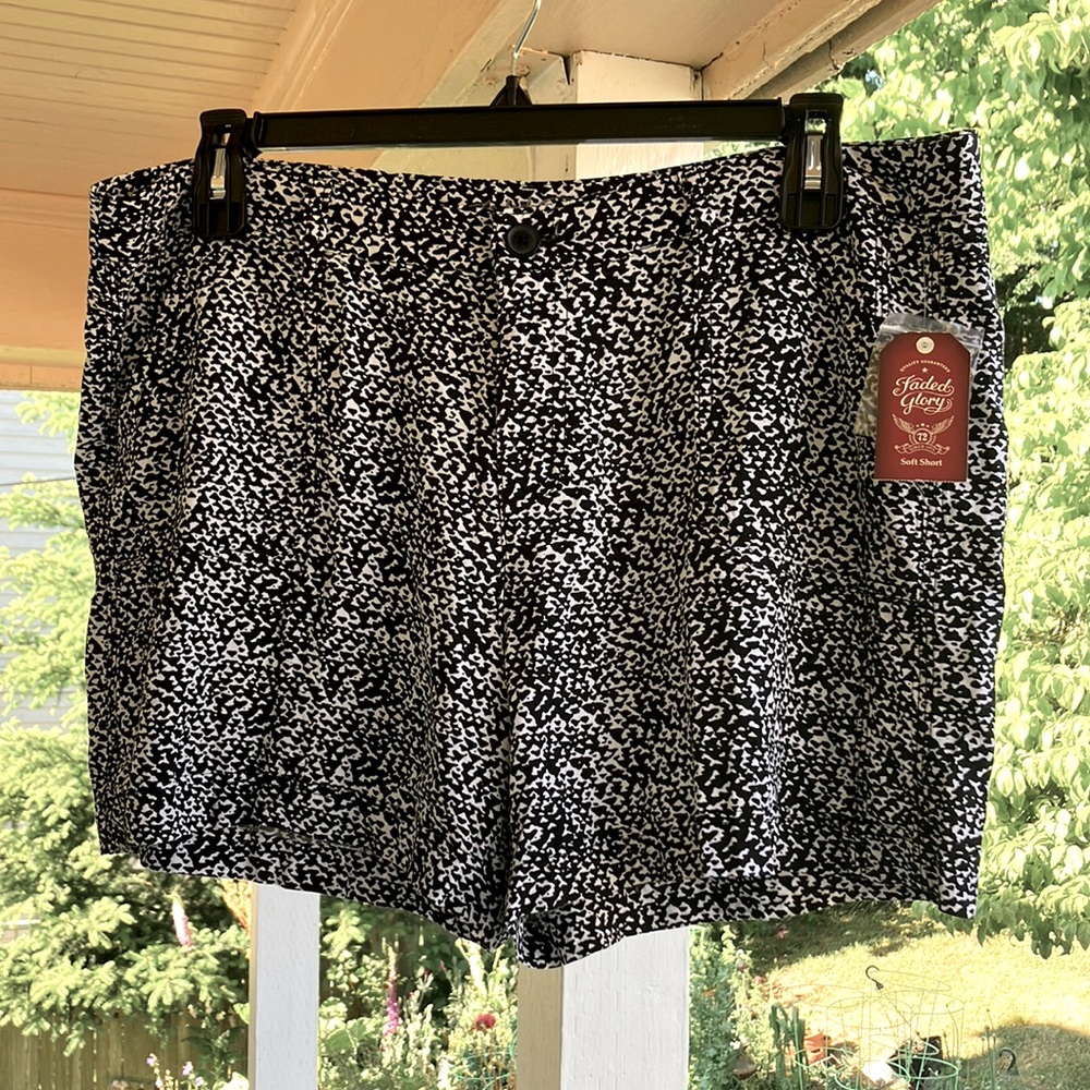 Faded Glory 100% Rayon Abstract Black & White Pattern Casual Cuffed Soft Shorts